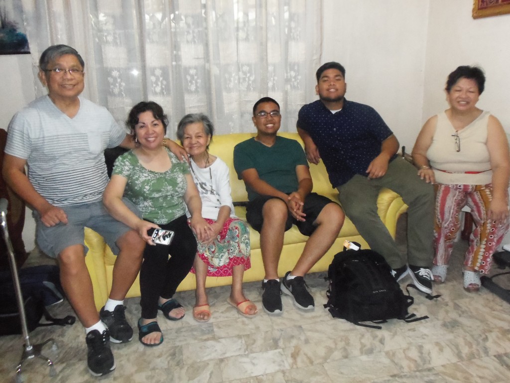 Nanay with Ate Jojie and family and Ate Nenette.