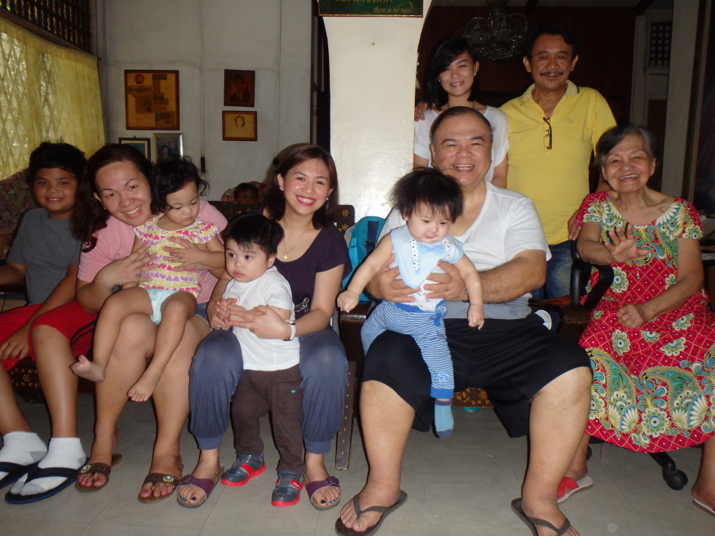 Kids! Kids! Kids! Nanay poses with my brother-in-law (in yellow shirt) and my brother priest (in white shirt) and the grandchildren! Cheeeezzzzz!